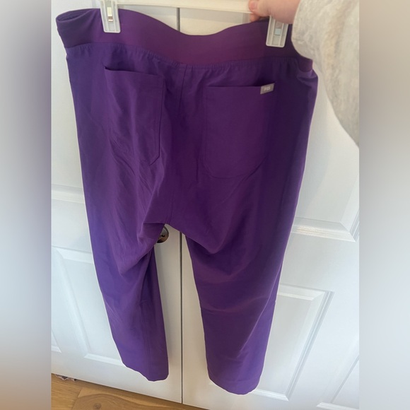 Figs scrub pants
Ultraviolet
Size large tall
Worn once - Picture 2 of 3